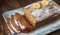 Bizcocho de yogur y plátano, receta rápida de un postre saludable