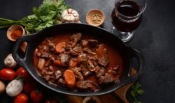 Bourguignon de setas y soja texturizada, receta vegana de celebración