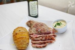 Entrecot de buey aderezado, patatas hasselback al AOVE de romero y mayonesa casera de ajo y cebo ...