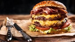 Hamburguesas picantes rellenas de queso cheddar, receta para amantes de la carne