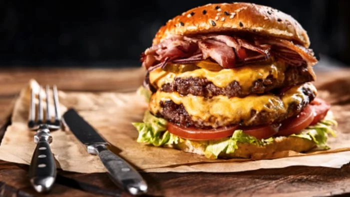 Hamburguesas picantes rellenas de queso cheddar, receta para amantes de la carne