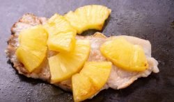Secreto ibérico con salsa de piña, receta de carne fácil para Navidad