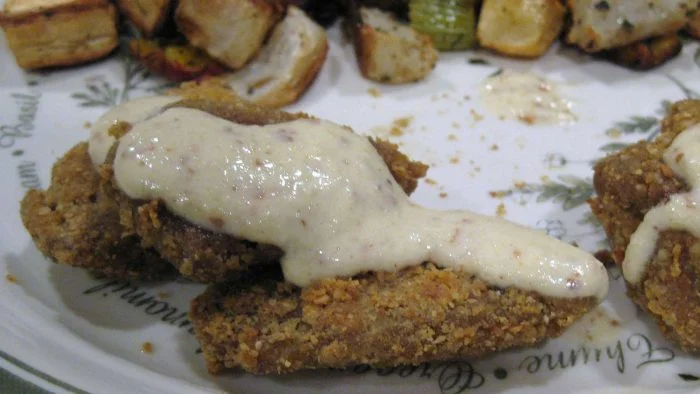 Seitán con un toque picante y salsa de queso