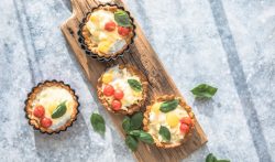 Tartaletas de jamón y queso con huevo hilado, receta fácil de preparar