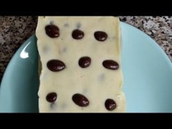 Turrónde chocolate blanco con conguitos, fácil y rico con Thermomix