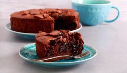 Bizcocho de turrón de chocolate, receta para aprovechar el turrón
