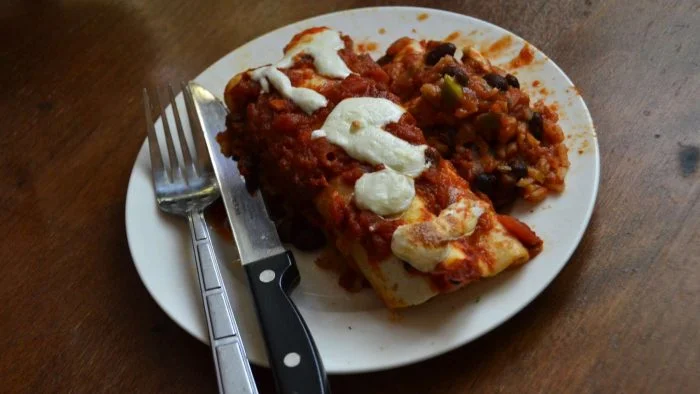 Enchilada picante de frijoles, carne de venado y queso