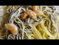 Espaguetis con gulas al ajillo , fácil y rico con Thermomix