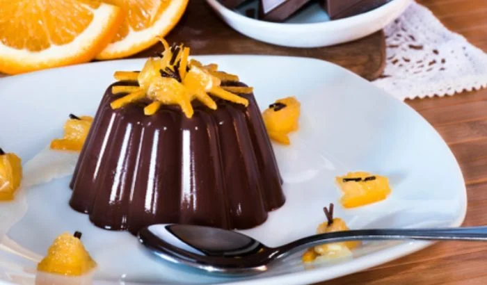 Flan de chocolate de claras de huevo, receta fit sin leche y al microondas