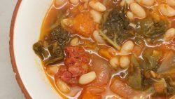 Judías blancas con papada de cerdo, setas y borraja