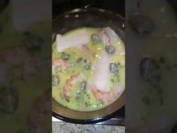 Merluza en salsa. #receta #pescado #merluzaensalsa #youtubeshorts #viral