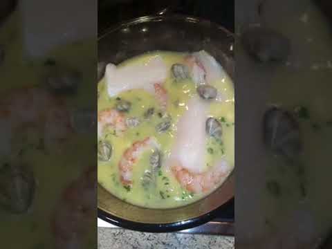 Merluza en salsa. #receta #pescado #merluzaensalsa #youtubeshorts #viral