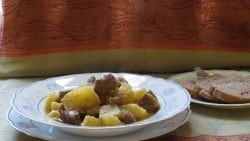 Patatas guisadas con solomillo de ternera