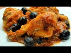 Pollo en salsa de tomate, aceitunas negras y queso 🍗🍅🧀 Receta #75