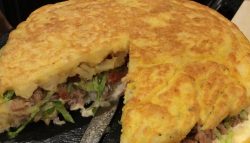 Tortilla de atún, queso y canónigos