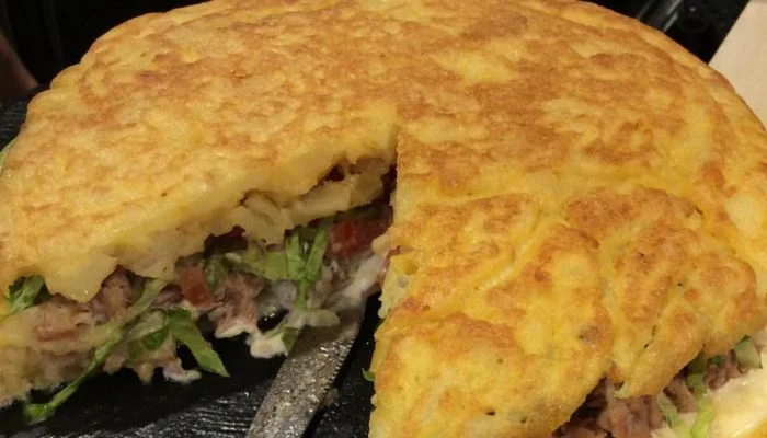 Tortilla de atún, queso y canónigos
