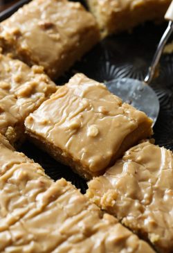 Pastel de hoja de mantequilla de maní fácil