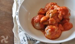 Albóndigas con salsa de tomate y champiñones