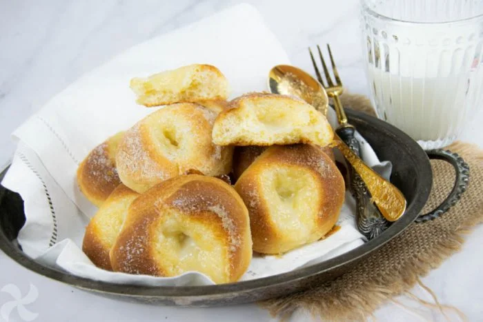 Bollitos de nata y azúcar