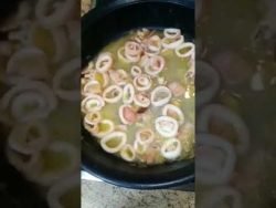 Calamares en salsa. #receta #recetafacil #calamares #calamaresensalsa #youtubeshorts