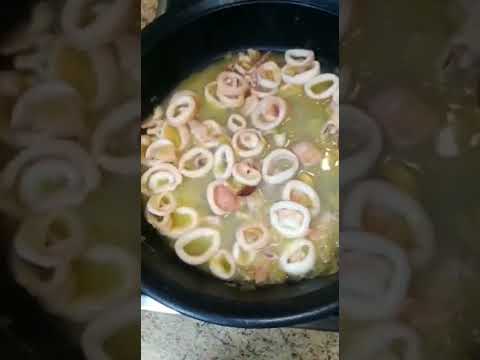 Calamares en salsa. #receta #recetafacil #calamares #calamaresensalsa #youtubeshorts