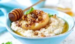 Manzanas asadas con avena y nueces al microondas, receta de postre sin azúcar