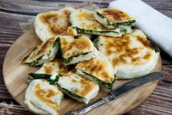 Pan Turco relleno de espinacas con queso Feta