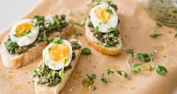 Pesto de berenjena con huevo de codorniz, receta de cena rápida saludable