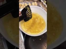 Tortilla de patatas. #receta #recetaen30segundos #youtubeshorts #tortilla #tortilladepatatas