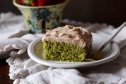 Pastel de matcha con glaseado de fresa