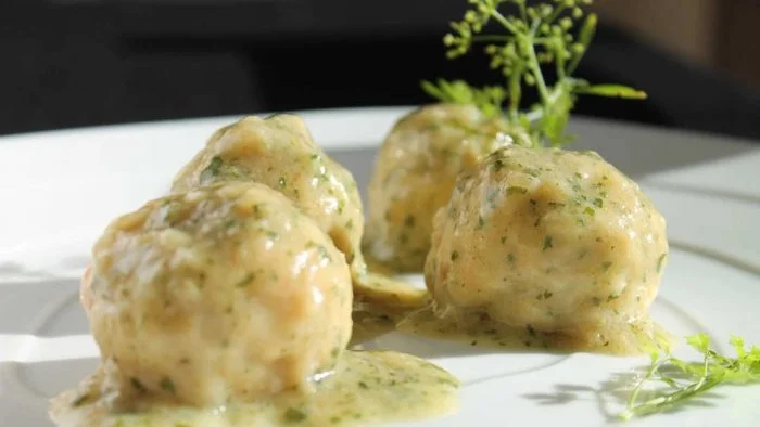 Albóndigas fáciles de pez espada en salsa casera de tomate