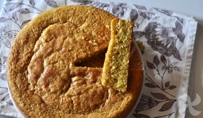 Bizcocho con una naranja y aceite de oliva