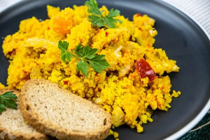 Cuscús con pollo adobado y verduras