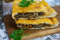 Empanada de setas con jamón ibérico y chorizo