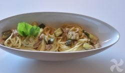 Espaguetis con calabacín y atún