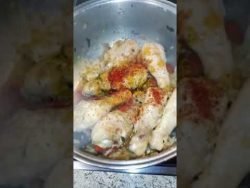Muslos de pollo en salsa con aceitunas. #receta #pollo #muslosdepollo #youtubeshorts