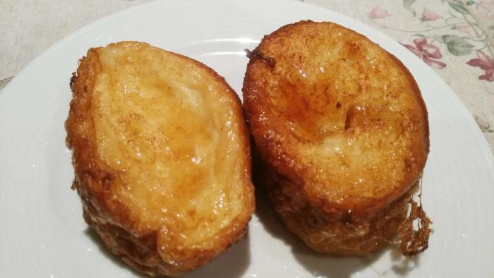 Tostada francesa con fruta y salsa de yogur