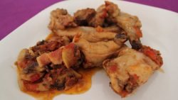 Conejo en salmorejo: receta tradicional de Canarias