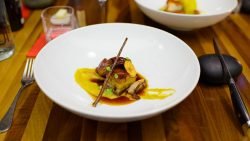 Costillas asadas con plátano y mango
