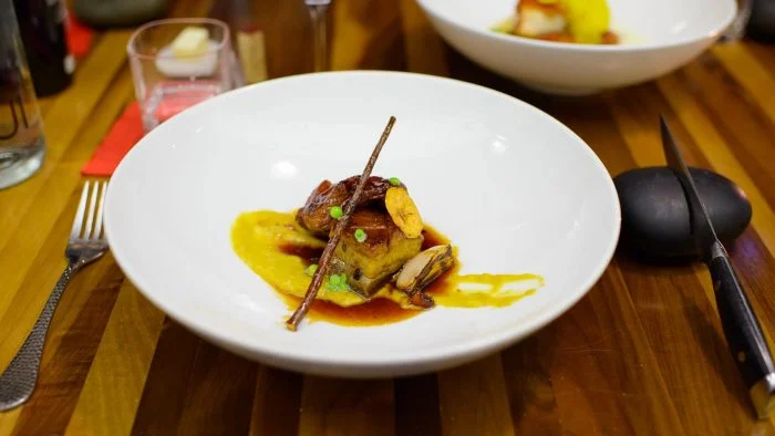 Costillas asadas con plátano y mango