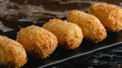 Croquetas caseras de huevos fritos con chorizo, receta de una tapa auténtica