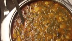 Curry de judías blancas con tomate y verduras