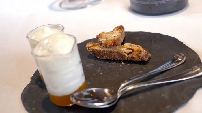 Espuma de yogur con granizado de hierbabuena y compota de caqui