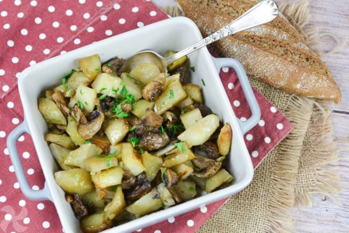 Patatas y champiñones al ajillo