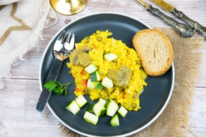 Pollo jugoso con arroz y verduras