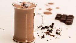 Receta casera de chocolate en taza con un toque picante