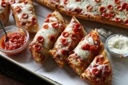 Pizza de pan francés con queso |  Galletas y Copas