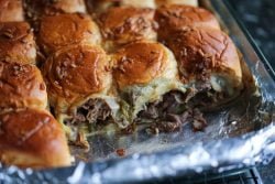 Deslizadores Philly Cheesesteak |  Galletas y Copas