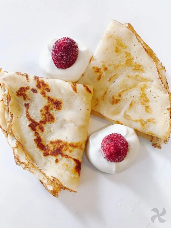 Crepes de azúcar con yogur griego y frambuesas