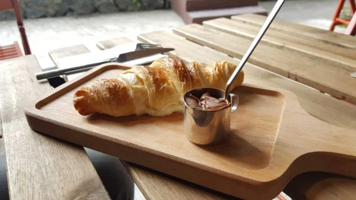 Croissant de chocolate con leche en freidora de aire, receta rápida